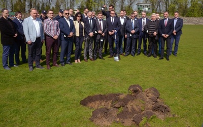 Pamiątkowa fotografia polityków, samorządowców, działaczy i osób związanych z budową Radomskiego Centrum Sportu przy pierwszym symbolicznym wykopie