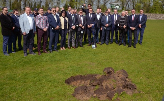 Pamiątkowa fotografia polityków, samorządowców, działaczy i osób związanych z budową Radomskiego Centrum Sportu przy pierwszym symbolicznym wykopie