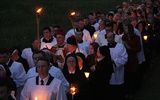 Wierni nieśli ze sobą świece, symbolizujące światło, które w życie każdego człowieka wnosi zmartwychwstały Chrystus.