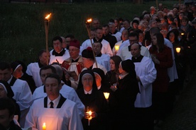 Wierni nieśli ze sobą świece, symbolizujące światło, które w życie każdego człowieka wnosi zmartwychwstały Chrystus.