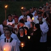 Wierni nieśli ze sobą świece, symbolizujące światło, które w życie każdego człowieka wnosi zmartwychwstały Chrystus.