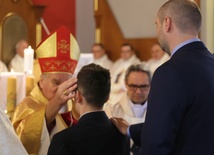 Młodzi parafianie przyjęli sakrament bierzmowania przed obrazem Miłosiernego