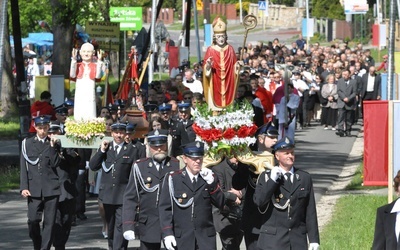 Strażacy niosą figurę św. Stanisława