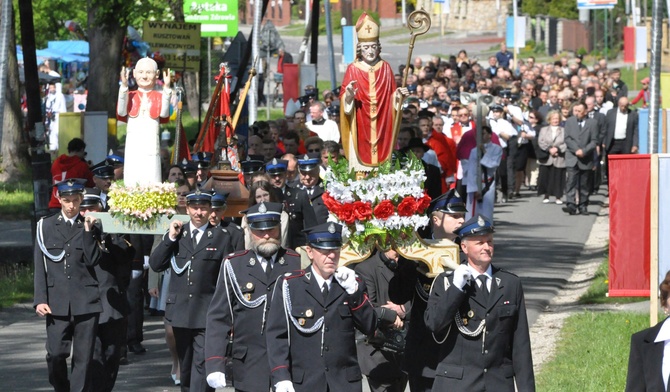 Strażacy niosą figurę św. Stanisława