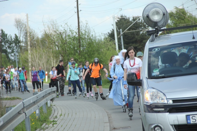 Pielgrzymka na rolkach i hulajnogach do Tychów - cz. I