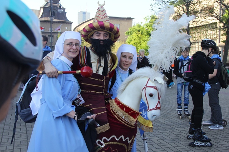 Pielgrzymka na rolkach i hulajnogach do Tychów - cz. I