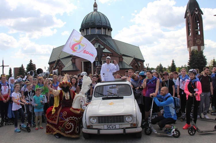 Pielgrzymka na rolkach i hulajnogach do Tychów - cz. II