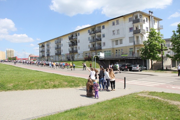 Pielgrzymka na rolkach i hulajnogach do Tychów - cz. II