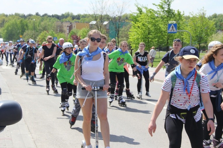 Pielgrzymka na rolkach i hulajnogach do Tychów - cz. II