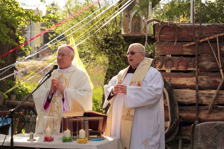 Bp Andrzej F. Dziuba i ks. Stanisław Banach sprawują Mszę św.