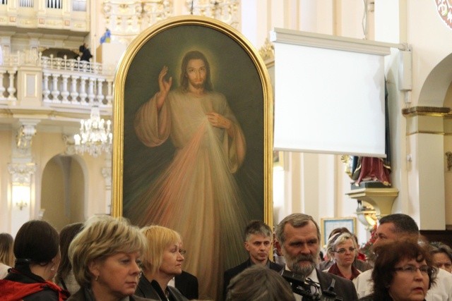 Obraz Jezusa Miłosiernego uroczyście wniesiono do świątyni w Białej