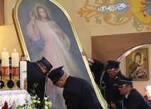 Obraz Jezusa Miłosiernego wnieśli strażacy, oczekujacy u stóp kościelnego wzgórza