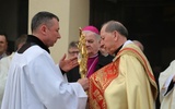Znaki Bożego Miłosierdzia wraz z parafianami powitał bp senior Tadeusz Rakoczy