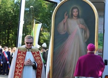 Powitanie obrazu Jezusa Miłosiernego przed kościołem parafialnym