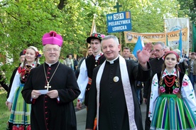 Bp Józef Zawitkowski i ks. Wiesław Frelek na czele pielgrzymki