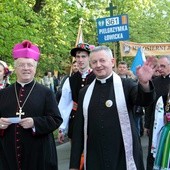 Bp Józef Zawitkowski i ks. Wiesław Frelek na czele pielgrzymki