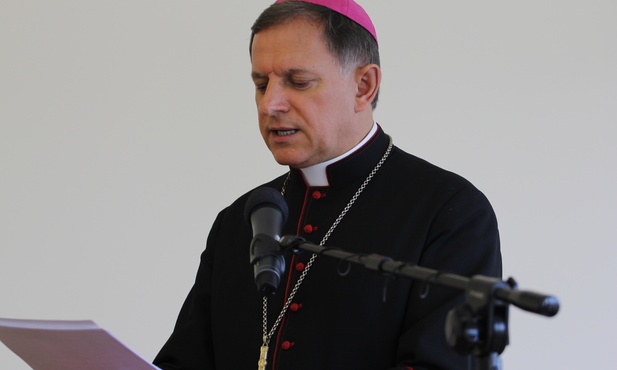 Arcybiskup M. Mokrzycki zwracał uwagę, że władze miasta wykorzystują swoje prerogatywy, by wyeliminować elementy tradycji rzymsko katolickiej z przestrzeni publicznej. 