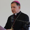 Arcybiskup M. Mokrzycki zwracał uwagę, że władze miasta wykorzystują swoje prerogatywy, by wyeliminować elementy tradycji rzymsko katolickiej z przestrzeni publicznej. 