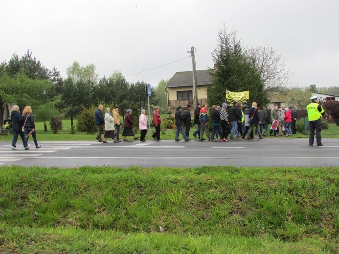 Protest mieszkańców Czerniejowa przeciwko powstającej spopielarni zwłok