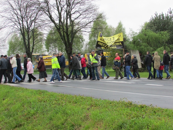 Protest mieszkańców Czerniejowa przeciwko powstającej spopielarni zwłok