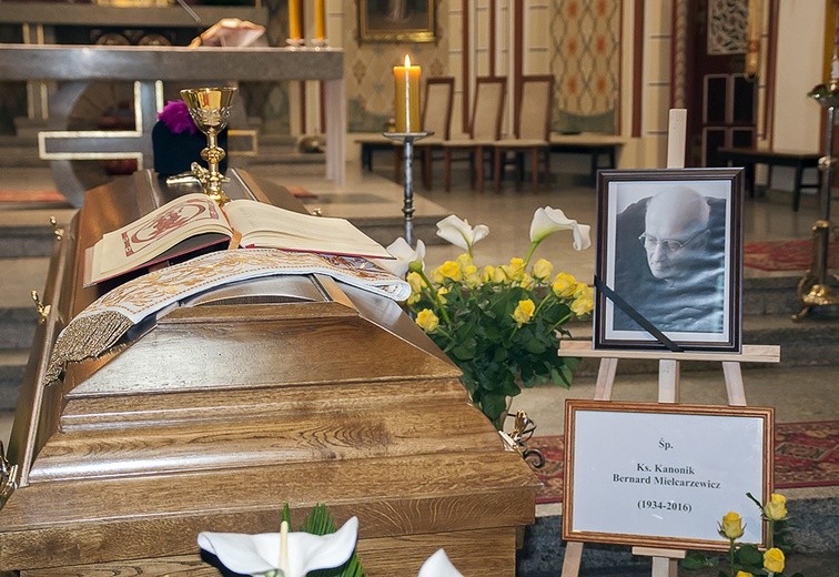 Pożegnanie śp. ks. Mielcarzewicza