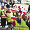 Nauczyciele pracujący z najmłodszymi przyznają, że dzieci chętnie biorą udział w uroczystościach patriotycznych.