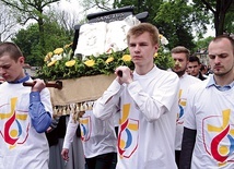 Niesienie relikwii  św. Jana Pawła II, patrona ŚDM,  było dla młodzieży dużym zaszczytem i wyróżnieniem.