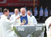 W Rawie majowe uroczystości połączono z 1050. rocznicą chrztu Polski. Wierni przy jubileuszowej chrzcielnicy odnowili przyrzeczenia chrzcielne.