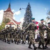 Pochód przez Olsztyn prowadziły  kompanie honorowe  i poczty sztandarowe.