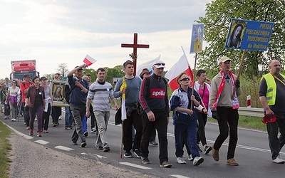 W trzeźwościowej pielgrzymce z Żabnicy do Rokitna szło około 100 osób.