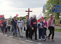 W trzeźwościowej pielgrzymce z Żabnicy do Rokitna szło około 100 osób.