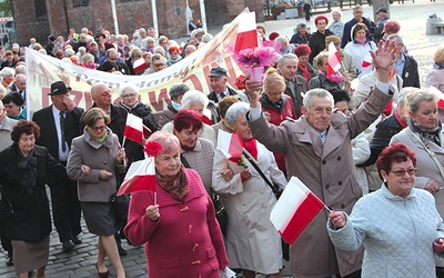 Marsz Seniorów przeszedł od gorzowskiej katedry do Urzędu Miasta. W magistracie były poczęstunek i wiosenna potańcówka.