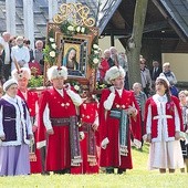 Mężczyźni ubrani w kontusze i szlacheckie czapki niosą obraz Matki Bożej, a kobiety w sukniach z epoki kroczą przed wizerunkiem Rokitniańskiej Pani. 