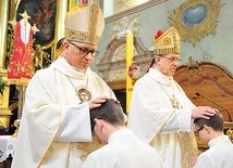 ▲	Bp Artur Miziński i bp Mieczysław Cisło udzielają święceń diakonatu.