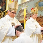 ▲	Bp Artur Miziński i bp Mieczysław Cisło udzielają święceń diakonatu.
