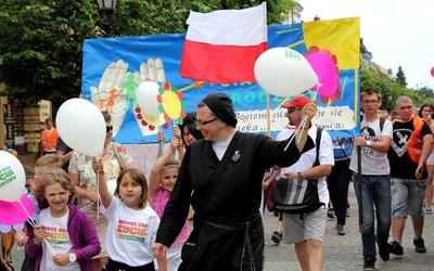 Do udziału w kutnowskim marszu szykują się dzieci ze szkoły i przedszkola prowadzonych przez ss. pasjonistki