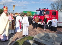 ▼	Bp Jeż błogosławi kamień pamięci z okazji jubileuszu wsi oraz 1050. rocznicy chrztu Polski. 