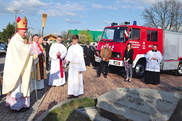 ▼	Bp Jeż błogosławi kamień pamięci z okazji jubileuszu wsi oraz 1050. rocznicy chrztu Polski. 