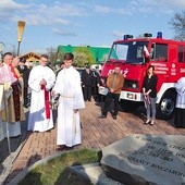 ▼	Bp Jeż błogosławi kamień pamięci z okazji jubileuszu wsi oraz 1050. rocznicy chrztu Polski. 