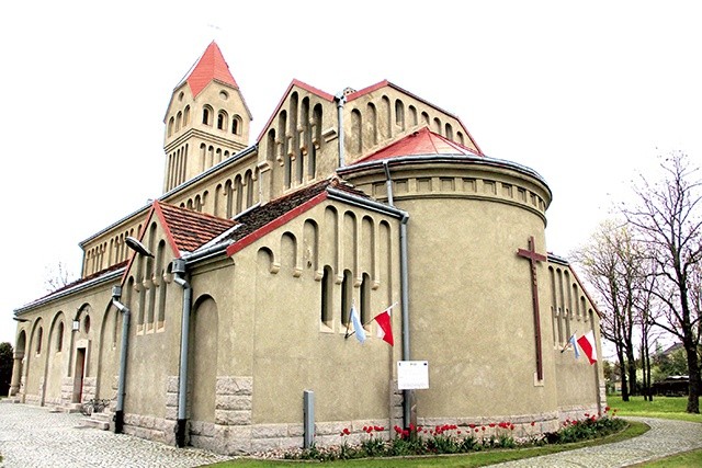 ▲	 Świątynia jest obiektem o monumentalnej architekturze pochodzącej ze schyłkowego okresu historyzmu. Kościół otrzymał formę bazyliki wczesnoromańskiej. 