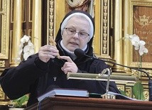 ▼	Siostra Krystyna Włodarska z żoliborskim krzyżykiem, upamiętniającym bł. ks. Jerzego Popiełuszkę