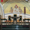 Mozaika znajduje się w prezbiterium kościoła.