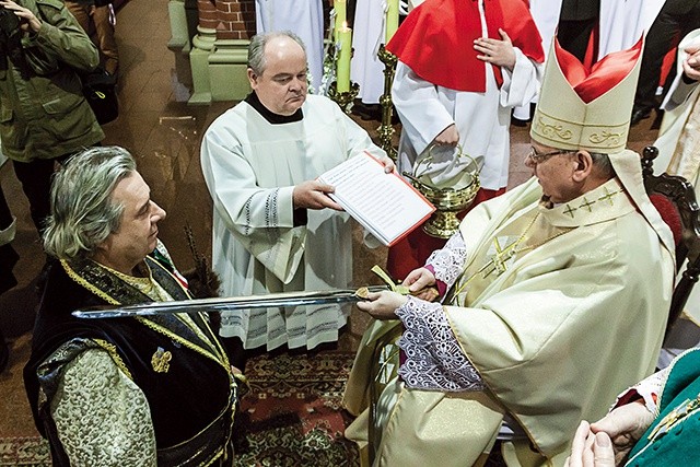 Bp Jan Kopiec, posługując się mieczem, mianował rycerzy świętych Piotra i Pawła. 