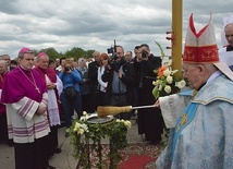 ▼	Odnowienie przyrzeczeń chrzcielnych nad brzegiem Wisły. 