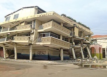 Zniszczenia po trzęsieniu ziemi w Ekwadorze.