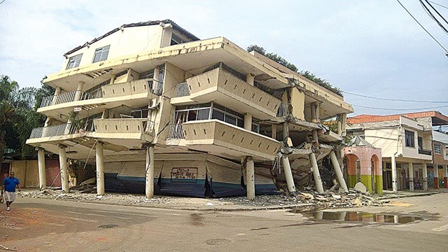 Zniszczenia po trzęsieniu ziemi w Ekwadorze.