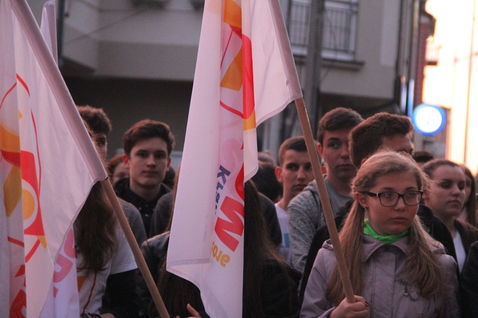 Symbole ŚDM w mieleckiej bazylice