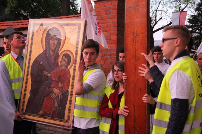 Symbole ŚDM w mieleckiej bazylice