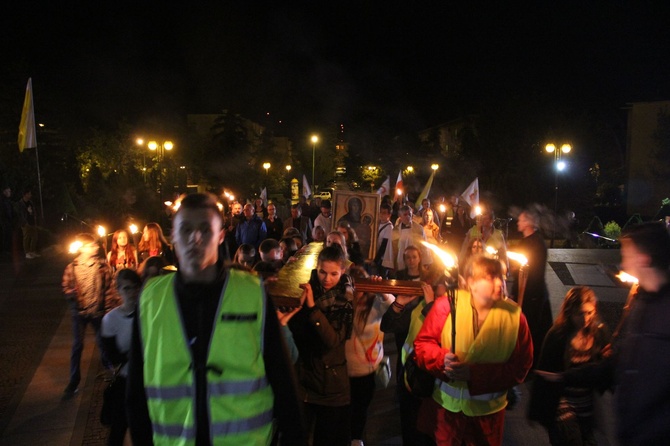 Procesja z symbolami ŚDM ulicami Mielca