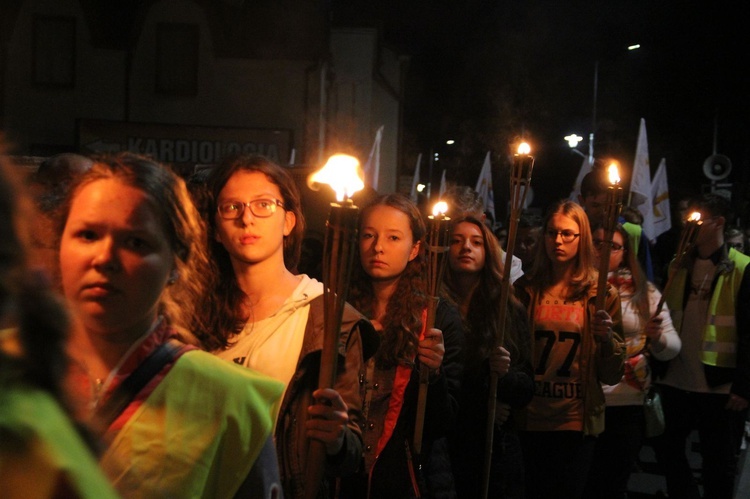 Procesja z symbolami ŚDM ulicami Mielca